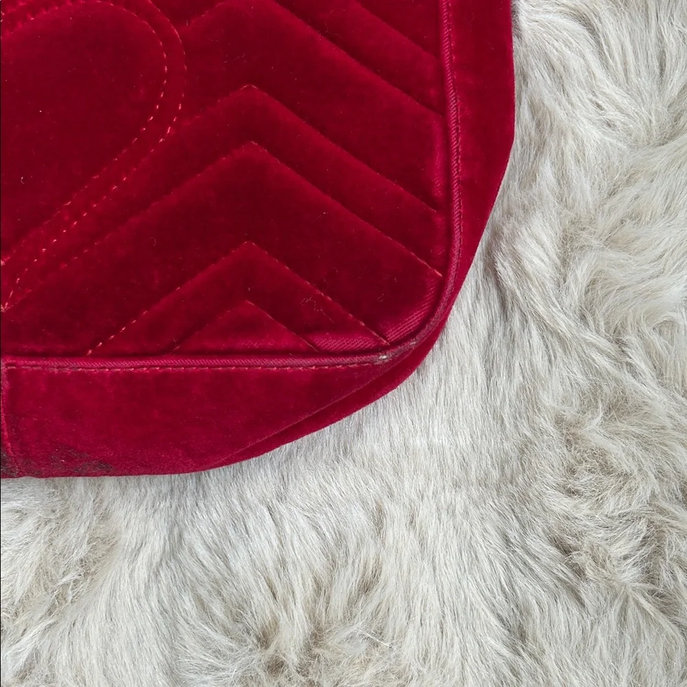 Gucci Red Velvet Shoulder Bag with Gold Chain - Picture 9 of 16